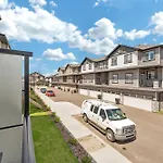 Modern Comfort In Laurel Edmonton 3 Bedroom 2 & Half Bthr Full Kitchen 2 King Beds 1 Queen Bed Double Car Attached Garage