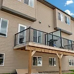 Modern Comfort In Laurel Edmonton 3 Bedroom 2 & Half Bthr Full Kitchen 2 King Beds 1 Queen Bed Double Car Attached Garage
