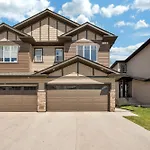 Modern Comfort In Laurel Edmonton 3 Bedroom 2 & Half Bthr Full Kitchen 2 King Beds 1 Queen Bed Double Car Attached Garage