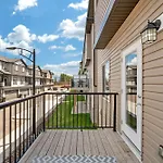 Modern Comfort In Laurel Edmonton 3 Bedroom 2 & Half Bthr Full Kitchen 2 King Beds 1 Queen Bed Double Car Attached Garage