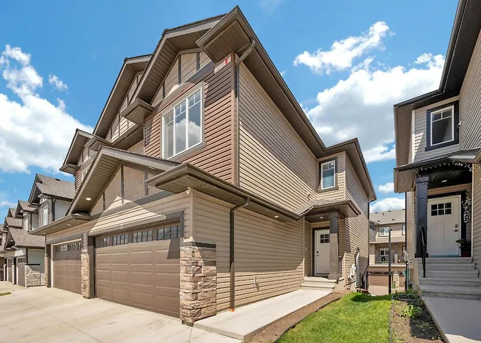 Modern Comfort In Laurel Edmonton 3 Bedroom 2 & Half Bthr Full Kitchen 2 King Beds 1 Queen Bed Double Car Attached Garage