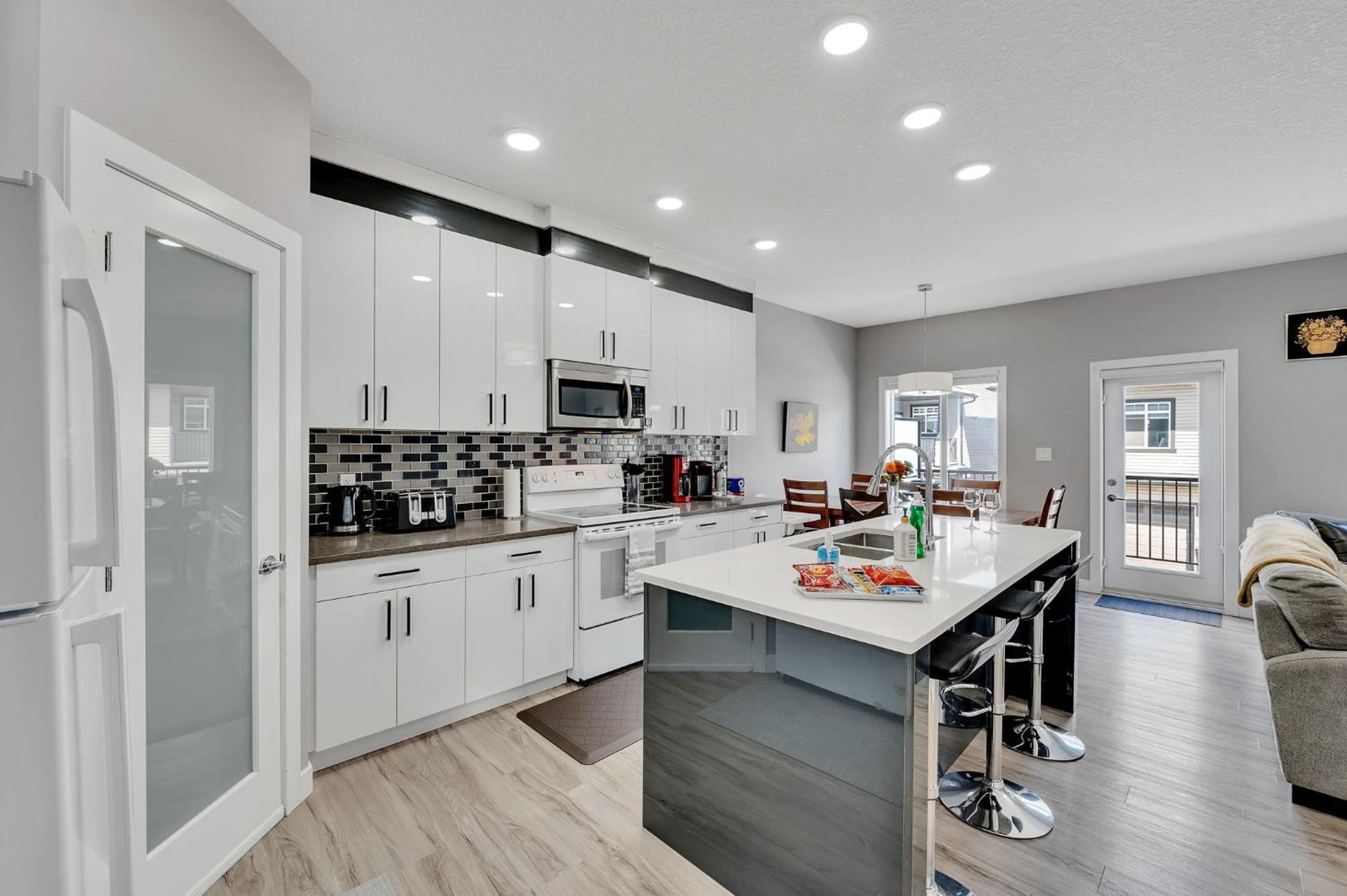 Apartment Modern Comfort In Laurel 3 Bedroom 2 & Half Bthr Full Kitchen 2 King Beds 1 Queen Bed Double Car Attached Garage *