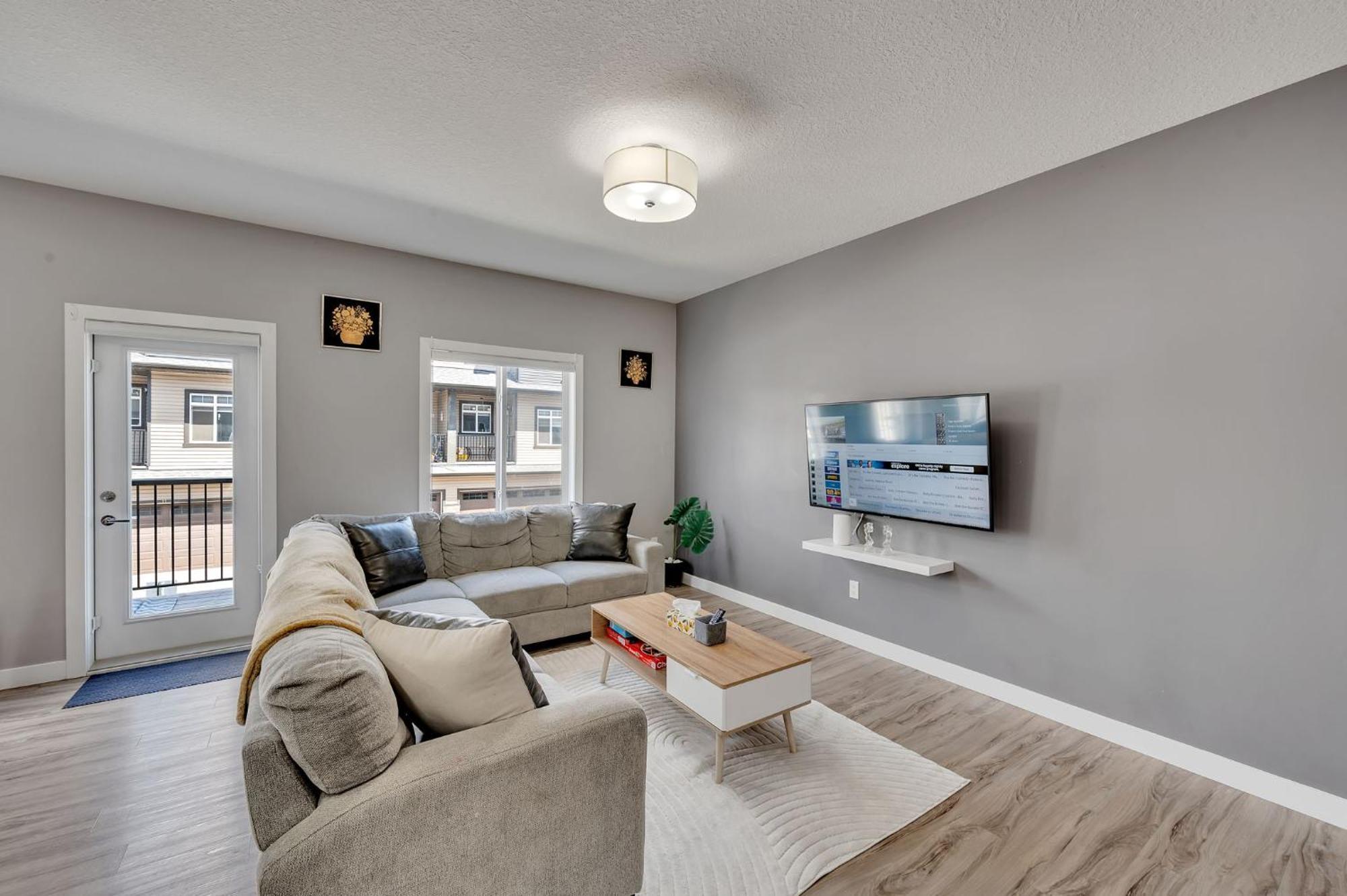 Modern Comfort In Laurel 3 Bedroom 2 & Half Bthr Full Kitchen 2 King Beds 1 Queen Bed Double Car Attached Garage Edmonton