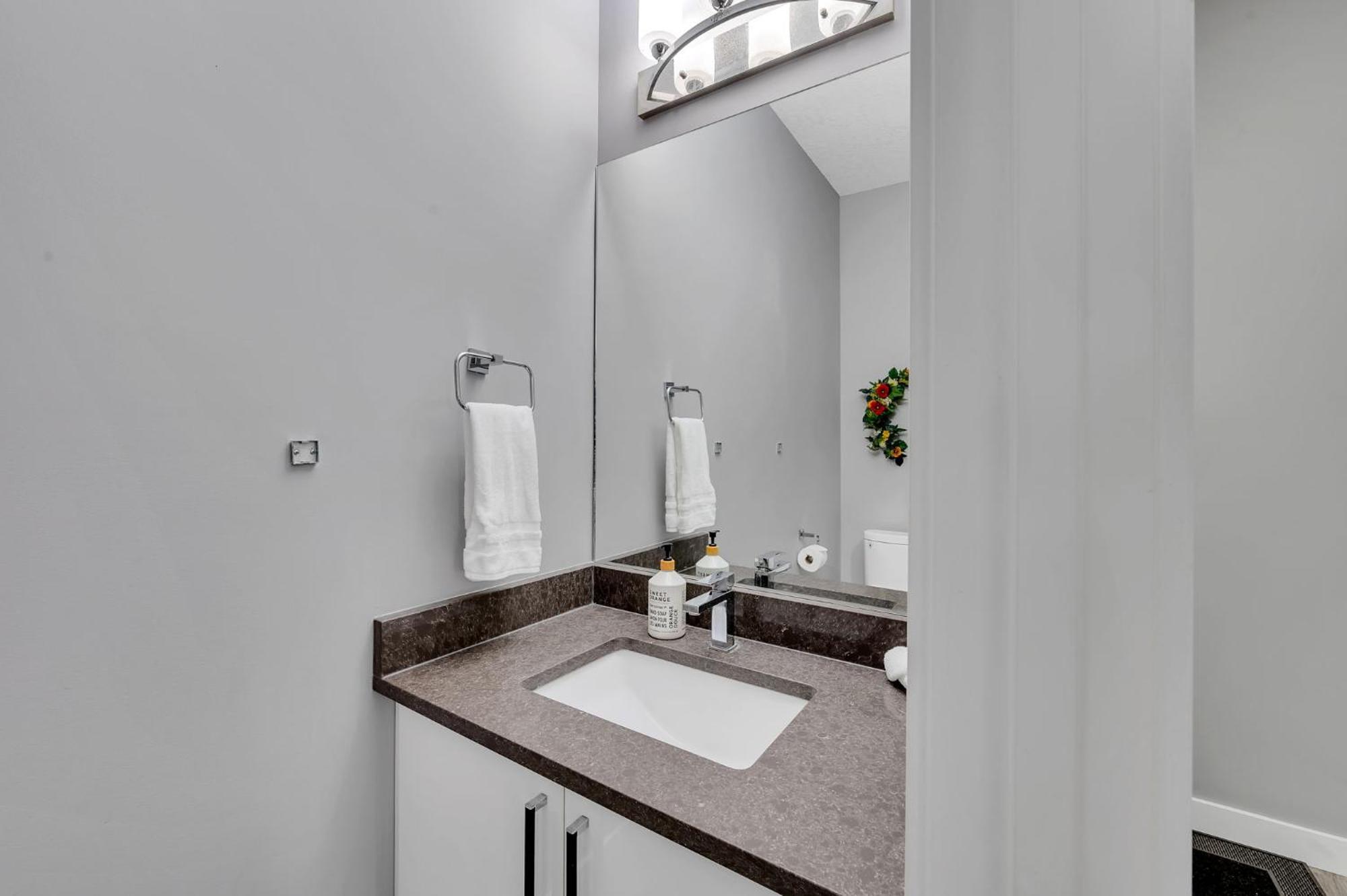 Modern Comfort In Laurel 3 Bedroom 2 & Half Bthr Full Kitchen 2 King Beds 1 Queen Bed Double Car Attached Garage *