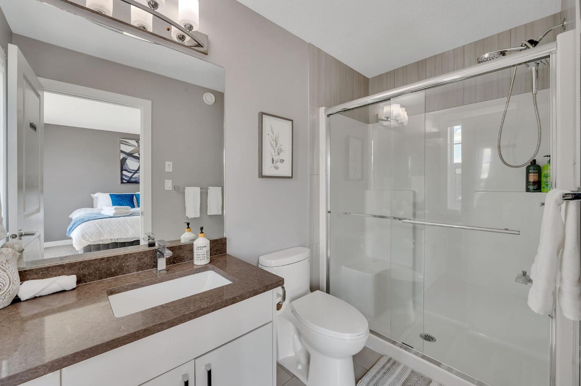 Modern Comfort In Laurel 3 Bedroom 2 & Half Bthr Full Kitchen 2 King Beds 1 Queen Bed Double Car Attached Garage