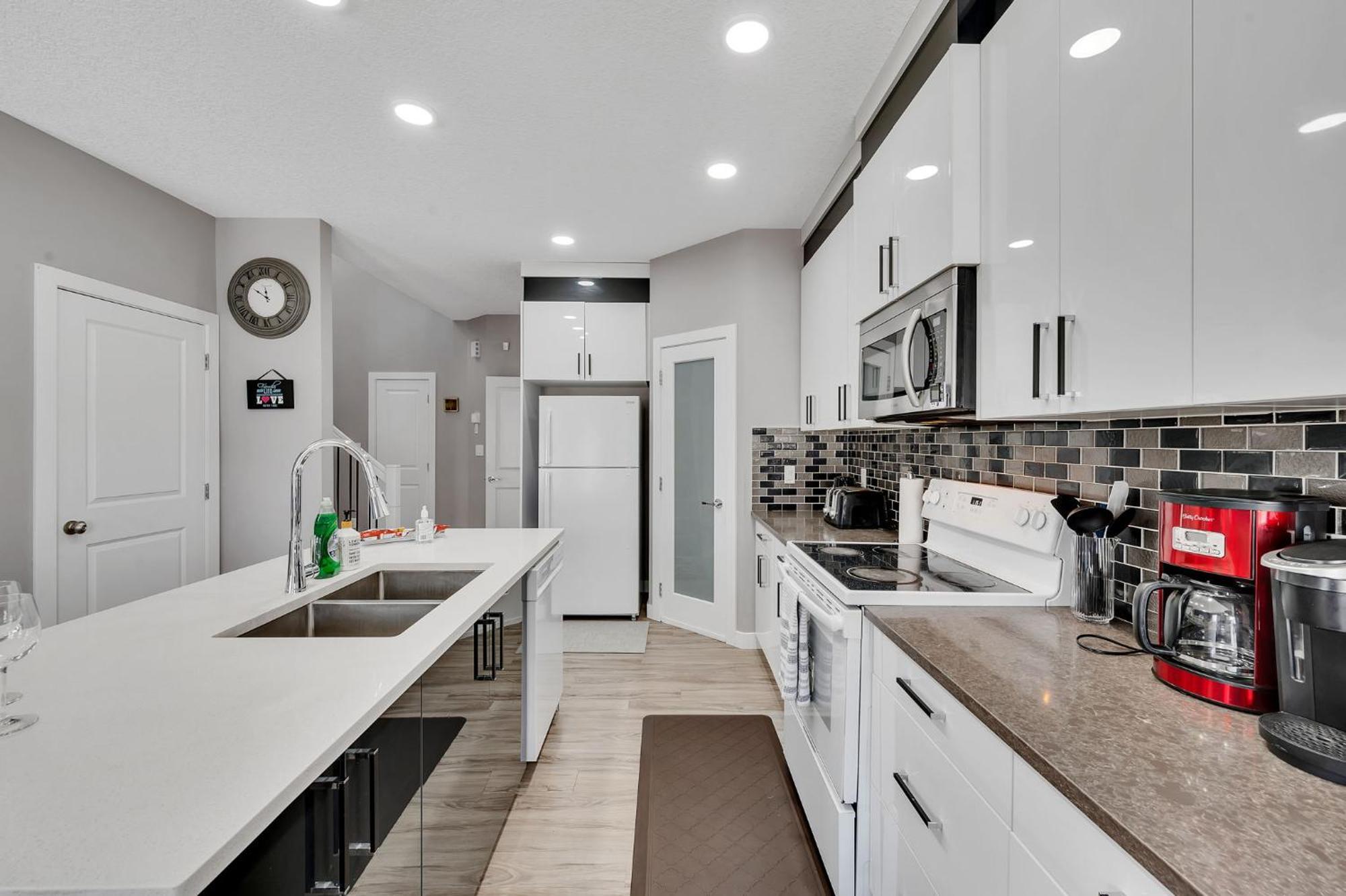 Modern Comfort In Laurel 3 Bedroom 2 & Half Bthr Full Kitchen 2 King Beds 1 Queen Bed Double Car Attached Garage Edmonton