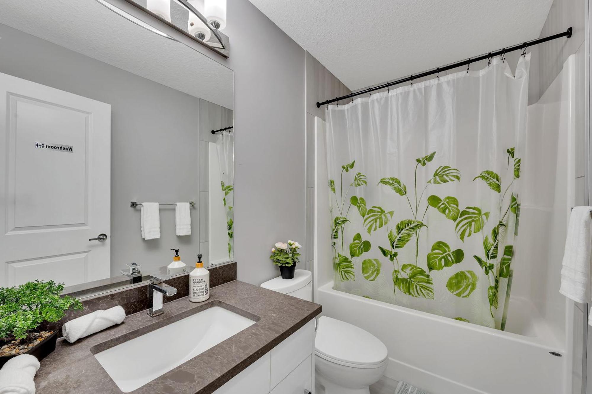 Modern Comfort In Laurel 3 Bedroom 2 & Half Bthr Full Kitchen 2 King Beds 1 Queen Bed Double Car Attached Garage *