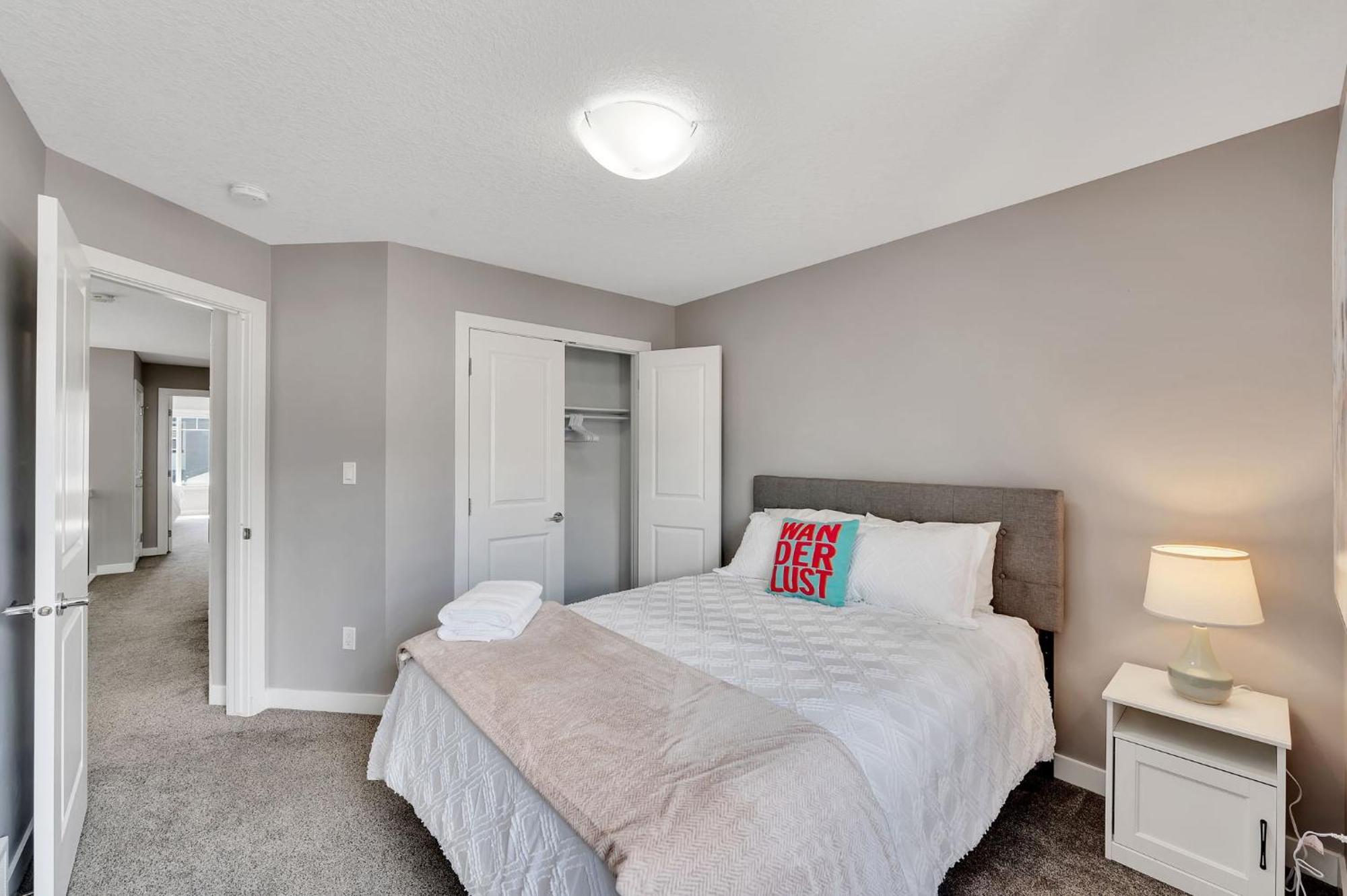 Modern Comfort In Laurel 3 Bedroom 2 & Half Bthr Full Kitchen 2 King Beds 1 Queen Bed Double Car Attached Garage Edmonton