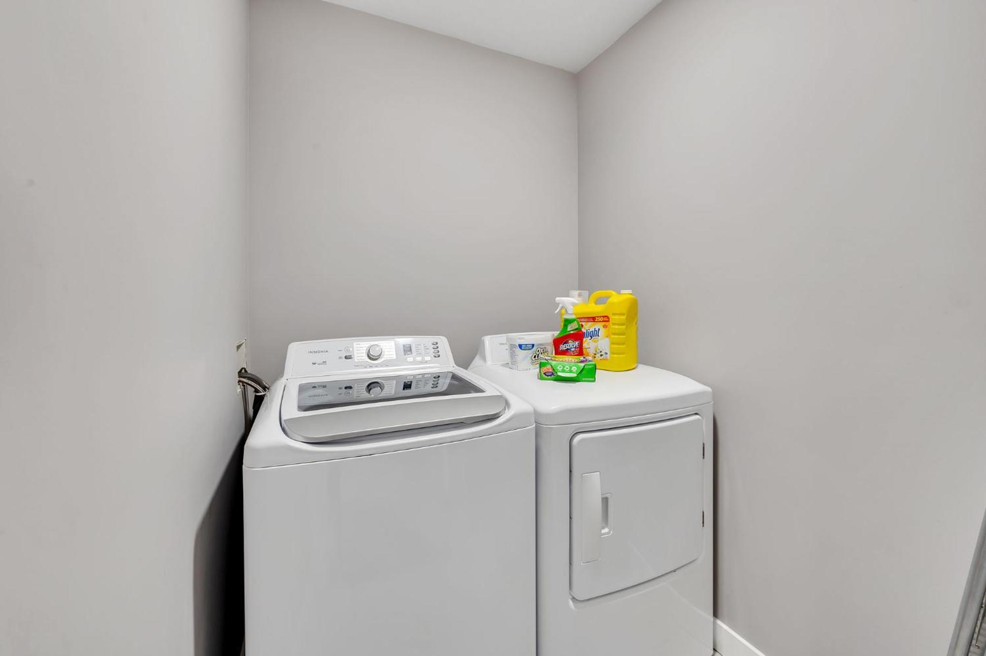 Modern Comfort In Laurel 3 Bedroom 2 & Half Bthr Full Kitchen 2 King Beds 1 Queen Bed Double Car Attached Garage Apartment