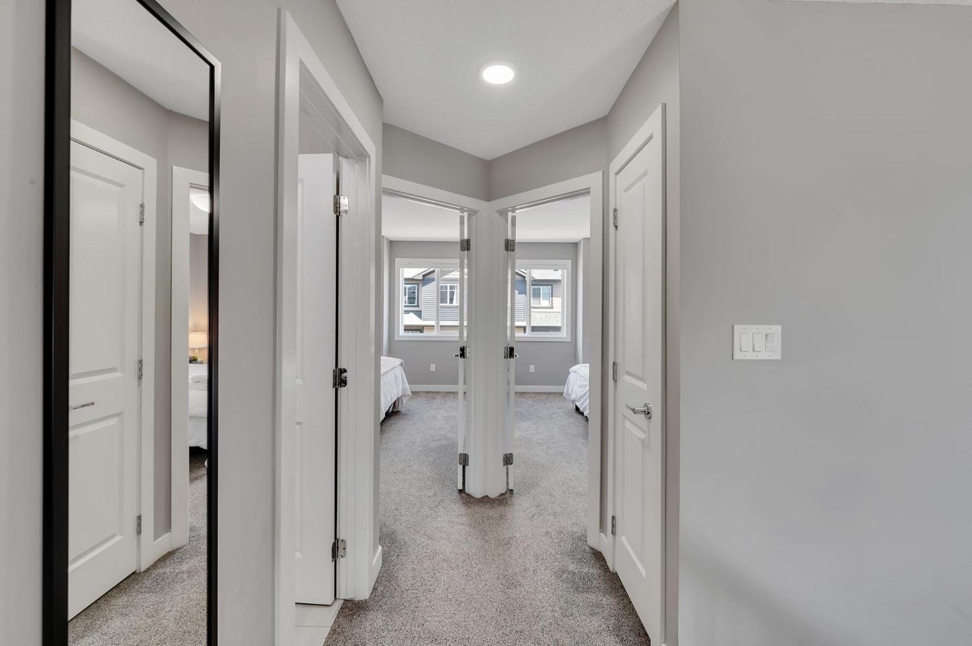 Modern Comfort In Laurel 3 Bedroom 2 & Half Bthr Full Kitchen 2 King Beds 1 Queen Bed Double Car Attached Garage Edmonton